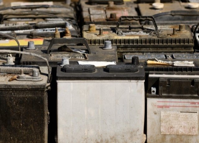 clean battery terminals with baking soda