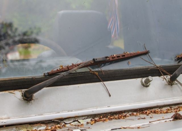 clean windshield wipers with vinegar