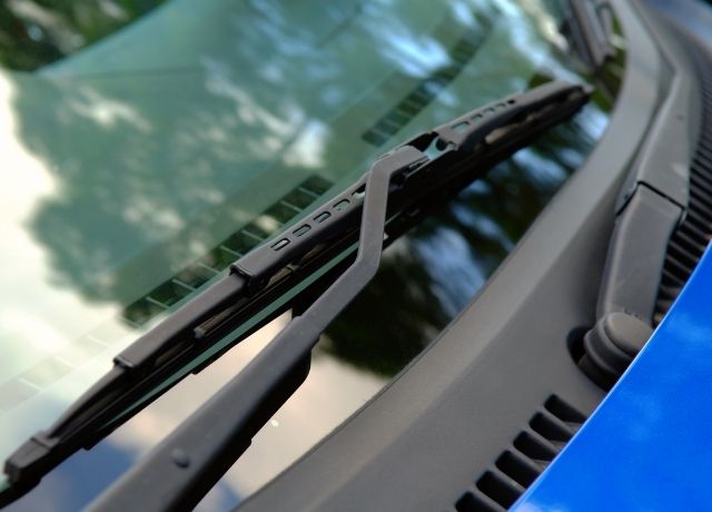 clean windshield wipers with vinegar